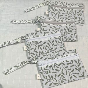 Leaf Patterned Wristlet Pouch Set of 4